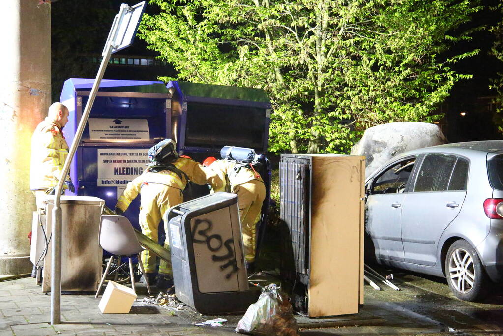 Auto en container in brand gestoken