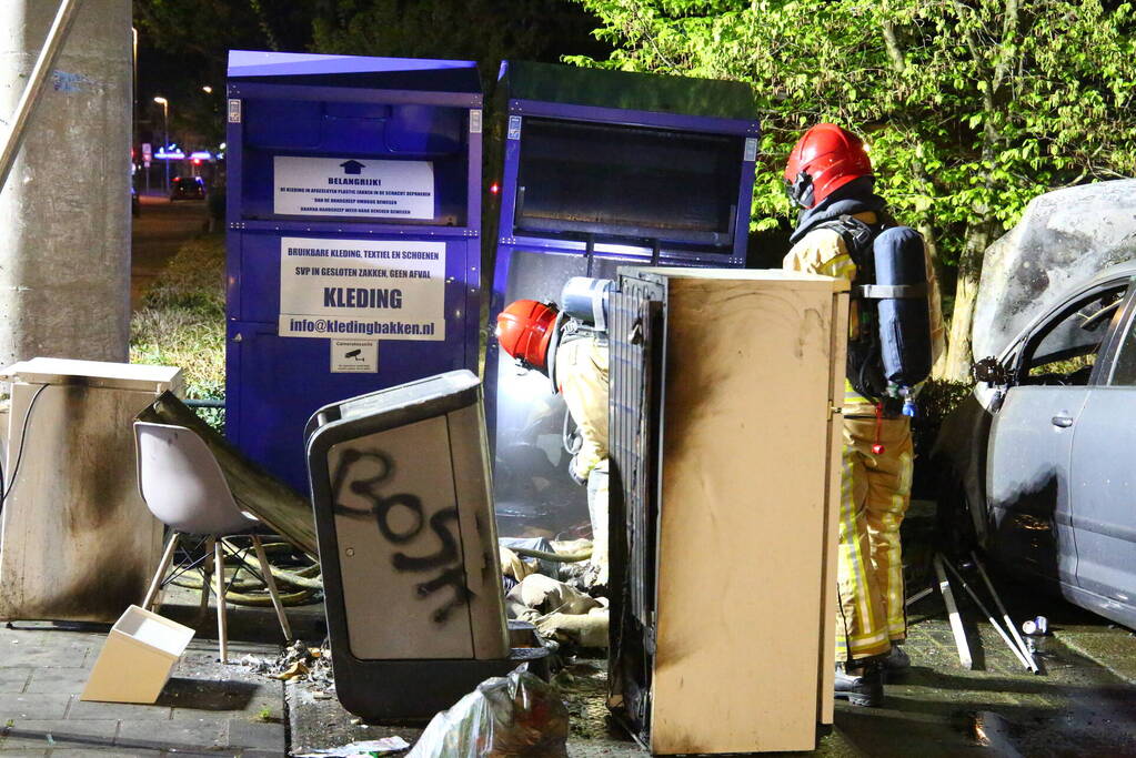 Auto en container in brand gestoken