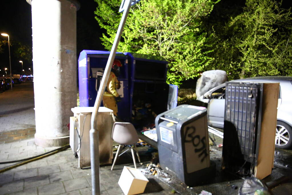 Auto en container in brand gestoken