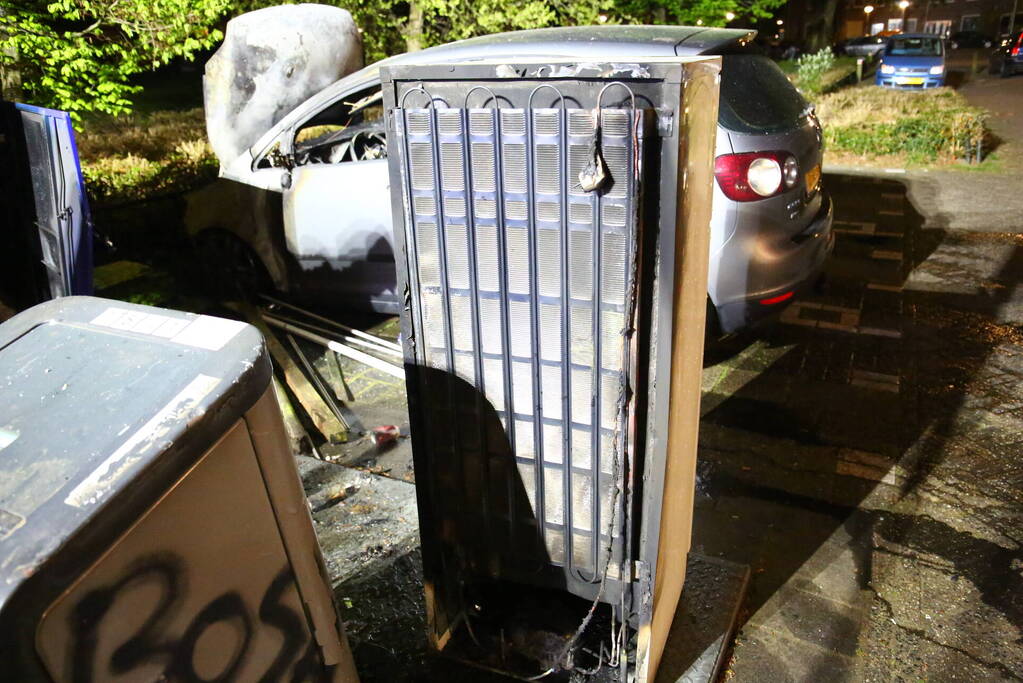 Auto en container in brand gestoken