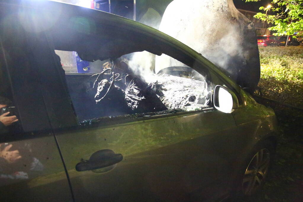 Auto en container in brand gestoken