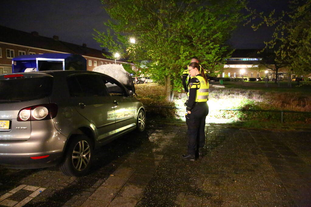 Auto en container in brand gestoken