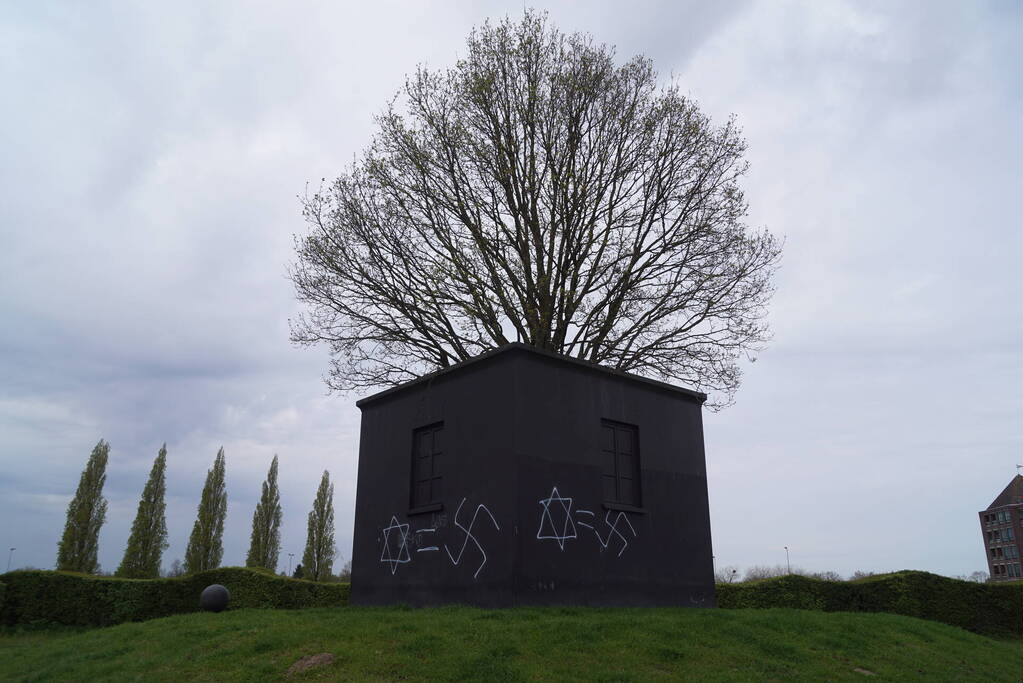 Kunstwerk beklad met hakenkruisen