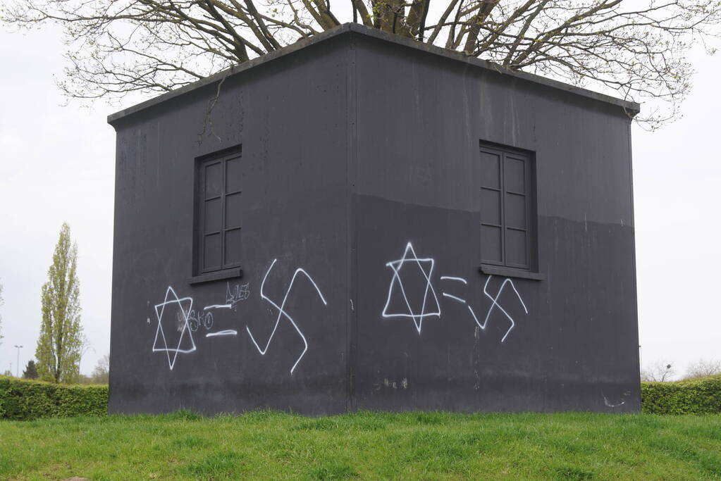 Kunstwerk beklad met hakenkruisen