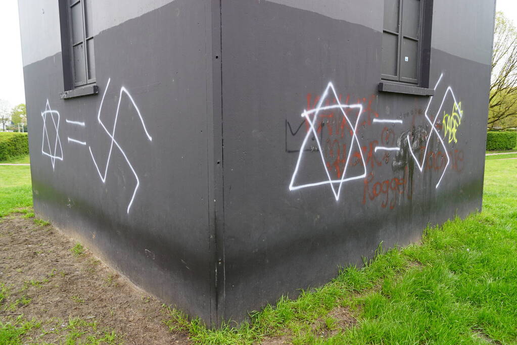 Kunstwerk beklad met hakenkruisen