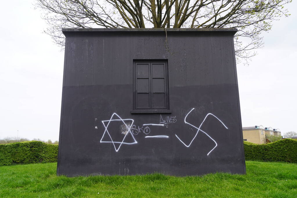 Kunstwerk beklad met hakenkruisen