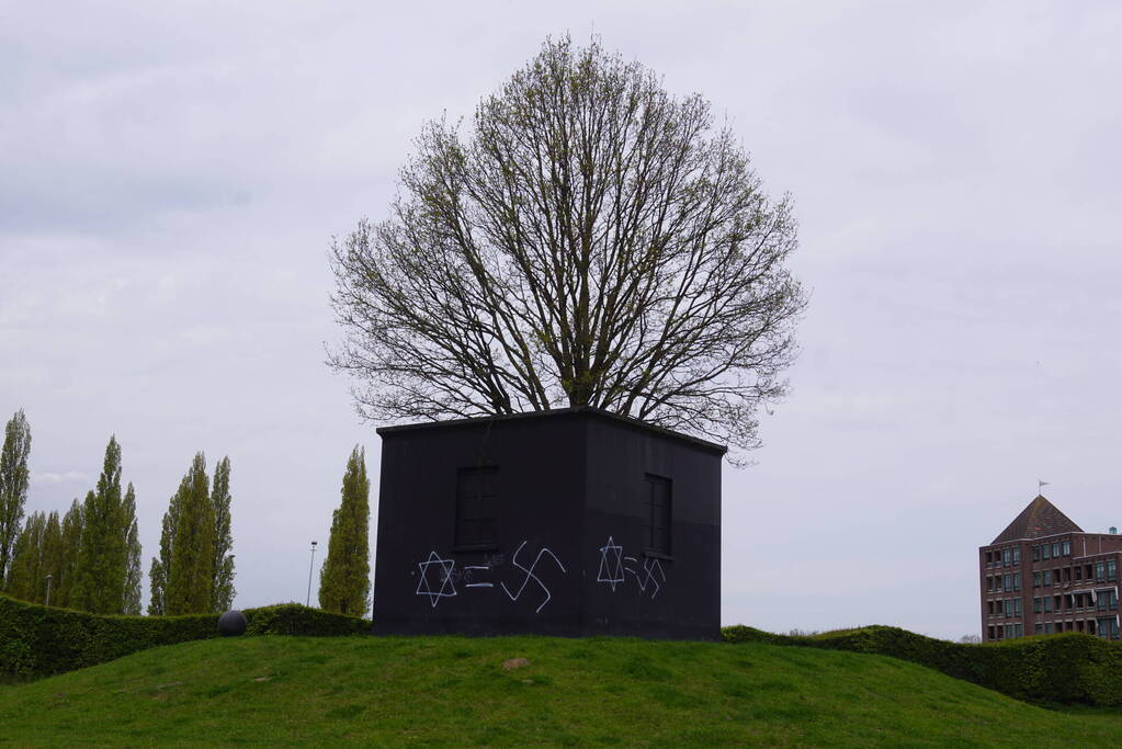 Kunstwerk beklad met hakenkruisen