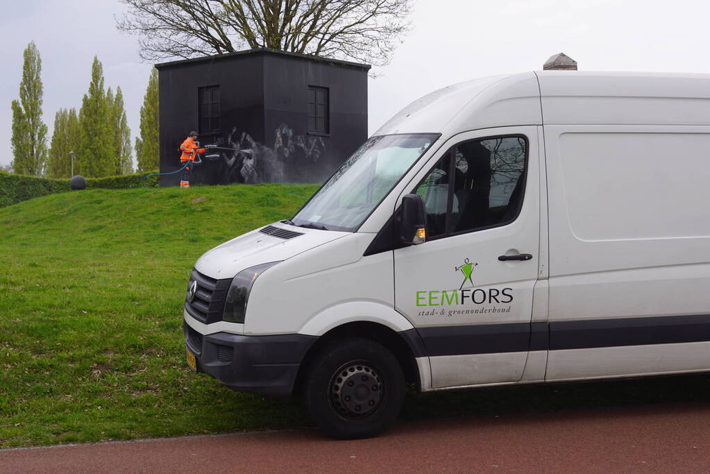 Kunstwerk beklad met hakenkruisen