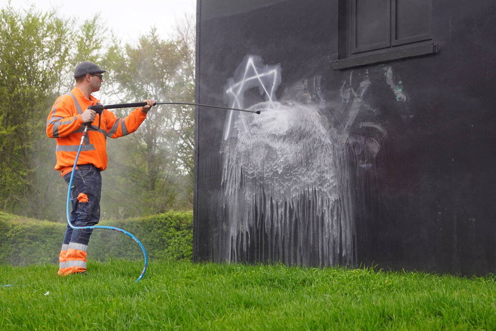 Kunstwerk beklad met hakenkruisen