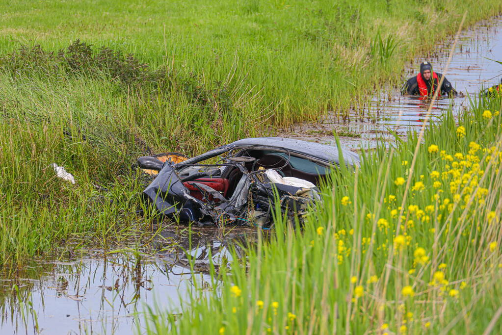 Maserati knalt op boom en belandt in de sloot