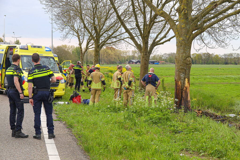 Maserati knalt op boom en belandt in de sloot
