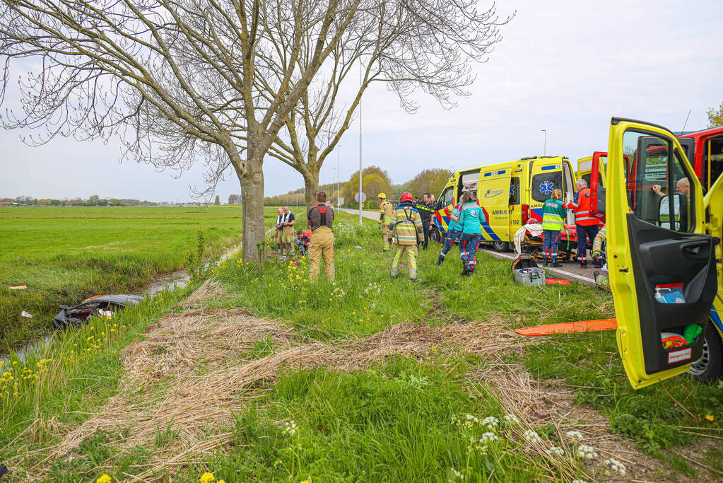 Maserati knalt op boom en belandt in de sloot