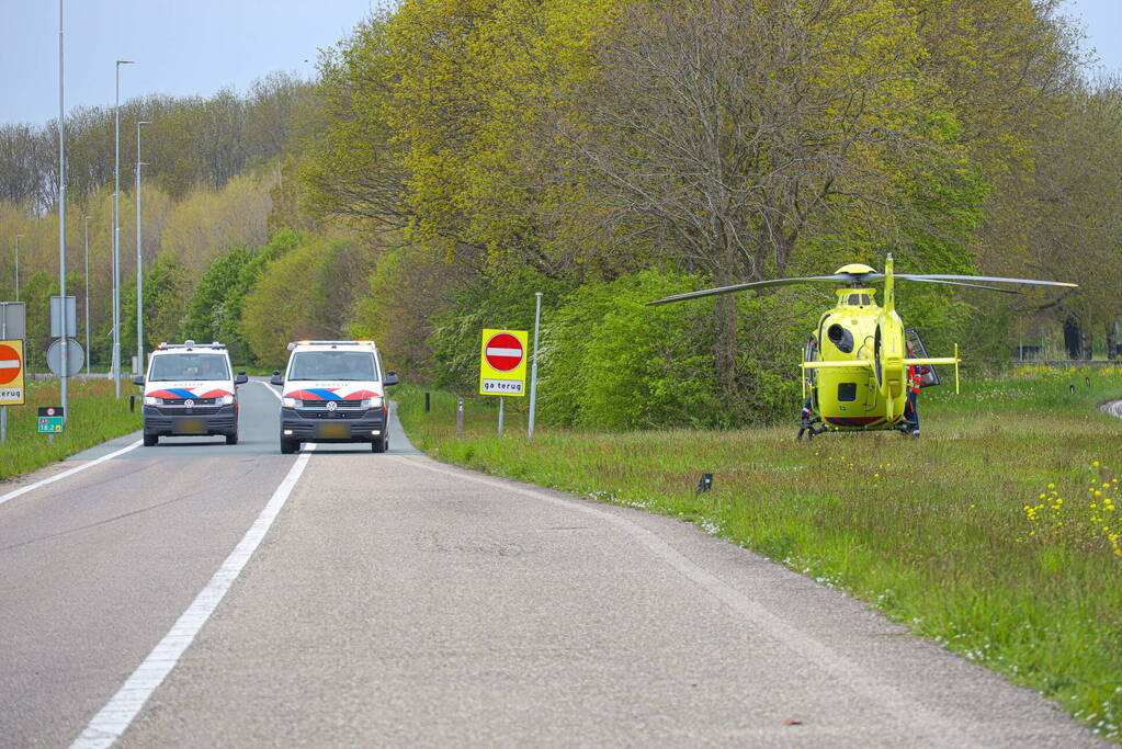 Maserati knalt op boom en belandt in de sloot