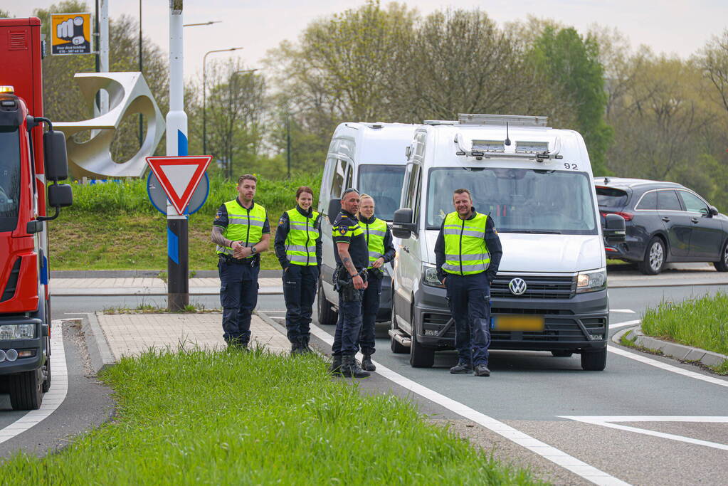 Maserati knalt op boom en belandt in de sloot