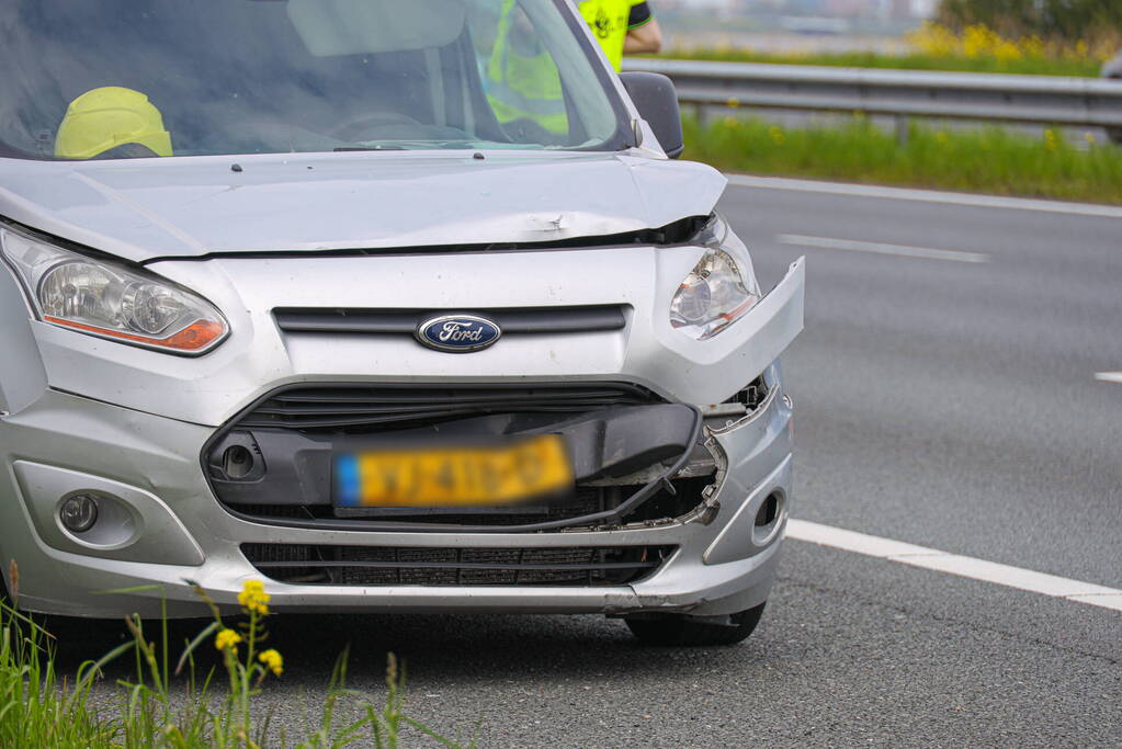 Bestuurder bestelbus botst op voorganger