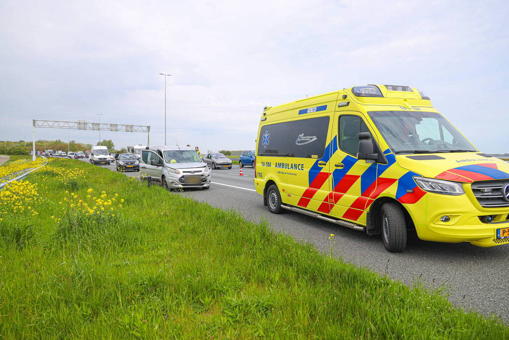 Bestuurder bestelbus botst op voorganger