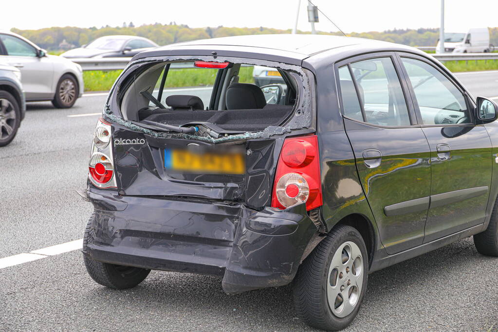Bestuurder bestelbus botst op voorganger