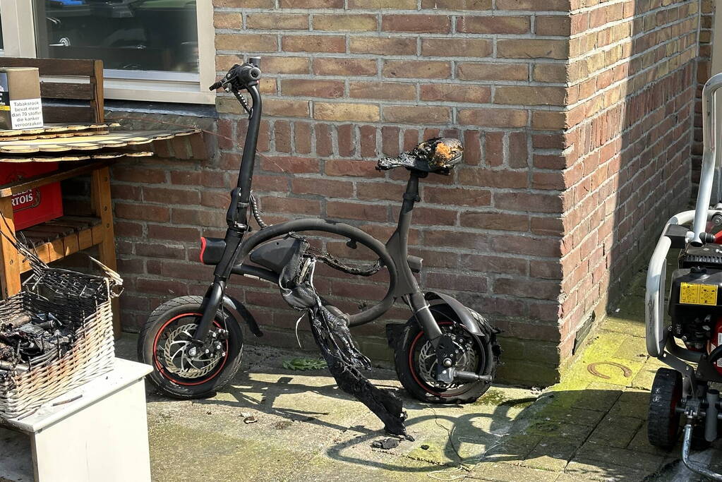 Mini-elektrische fiets vliegt in brand in woning