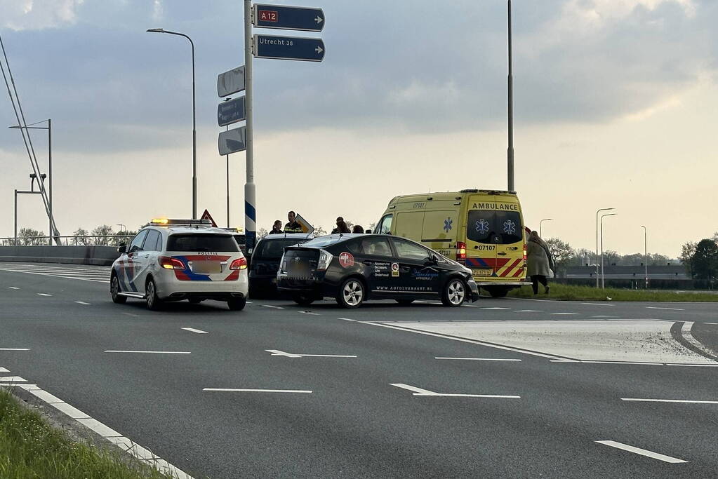 Botsing tussen twee voertuigen op kruising