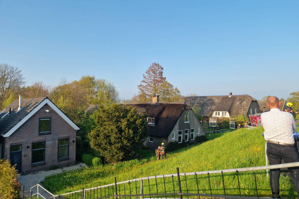 Brand in rietenkap van woning