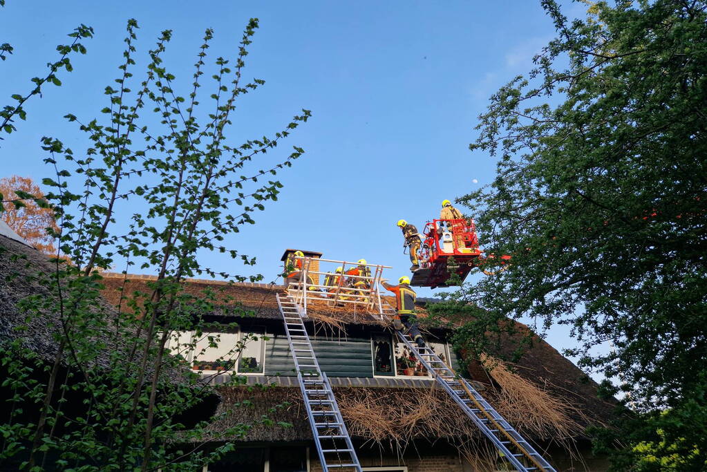 Brand in rietenkap van woning