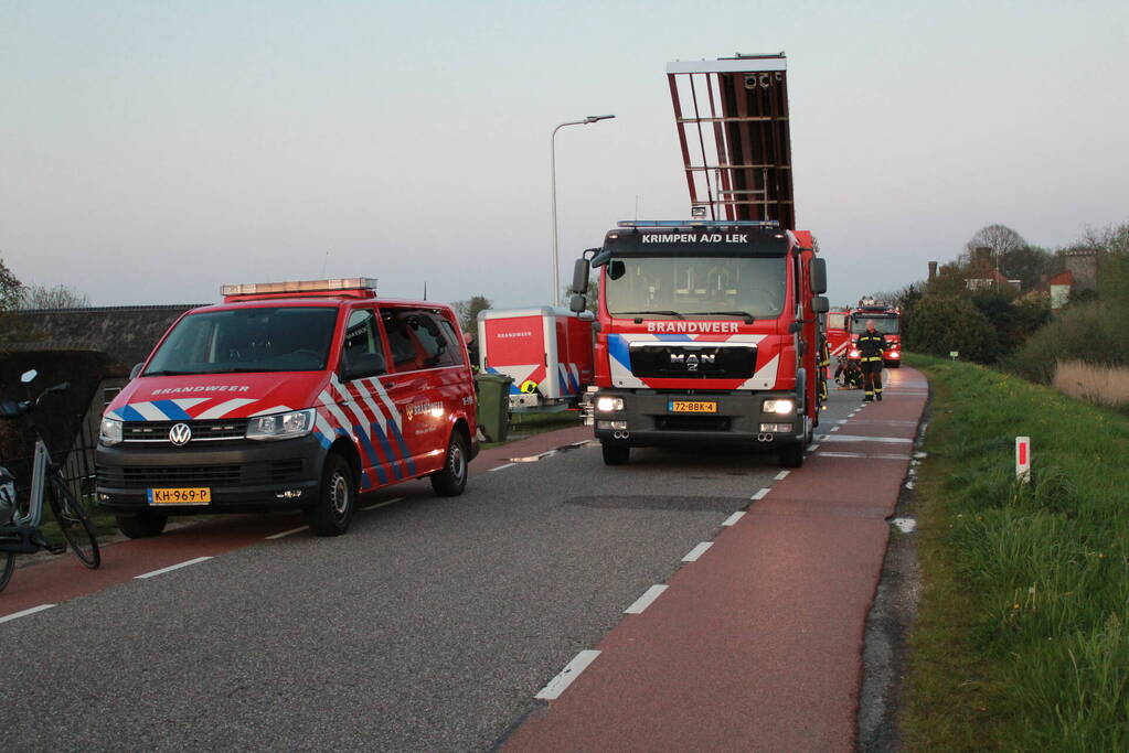 Brand in rietenkap van woning