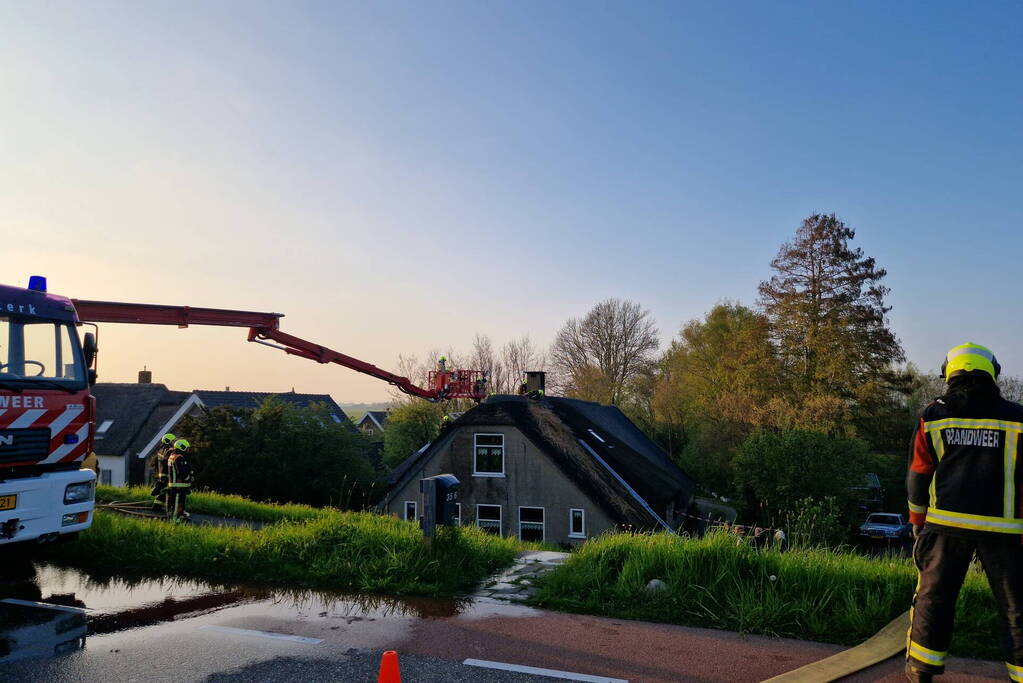 Brand in rietenkap van woning