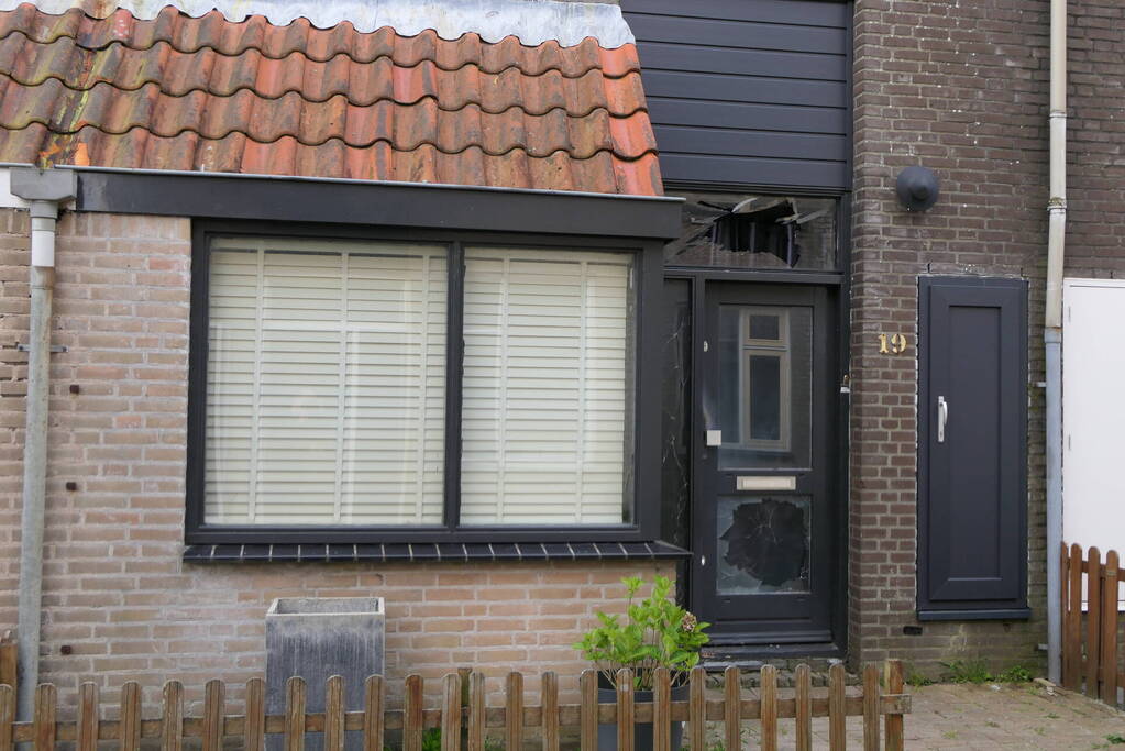 Voorgevel woning beschadigd na explosie
