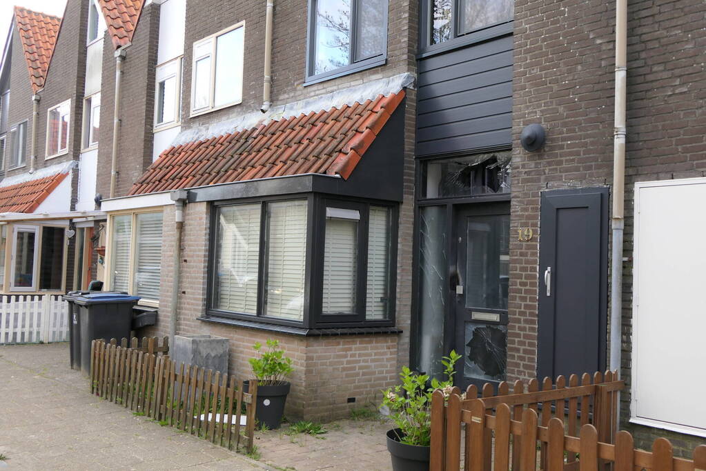 Voorgevel woning beschadigd na explosie