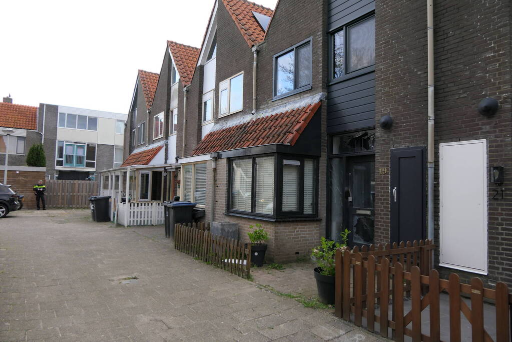 Voorgevel woning beschadigd na explosie