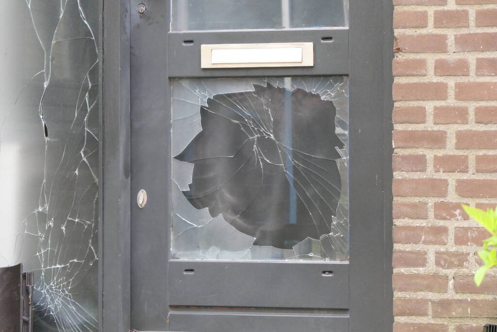 Voorgevel woning beschadigd na explosie