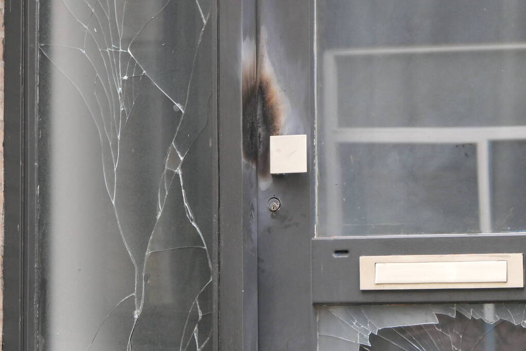 Voorgevel woning beschadigd na explosie