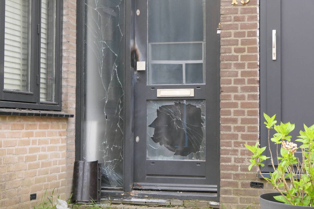 Voorgevel woning beschadigd na explosie