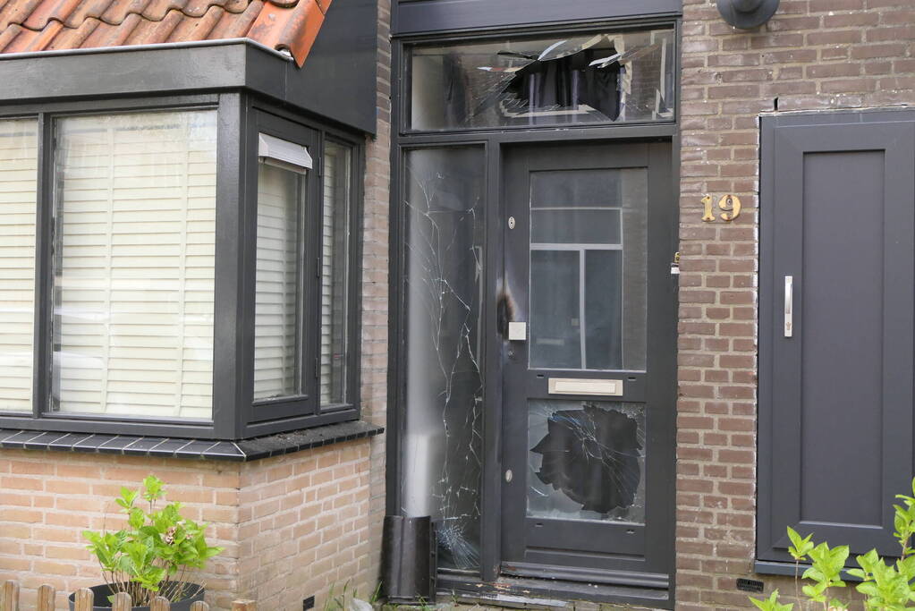 Voorgevel woning beschadigd na explosie