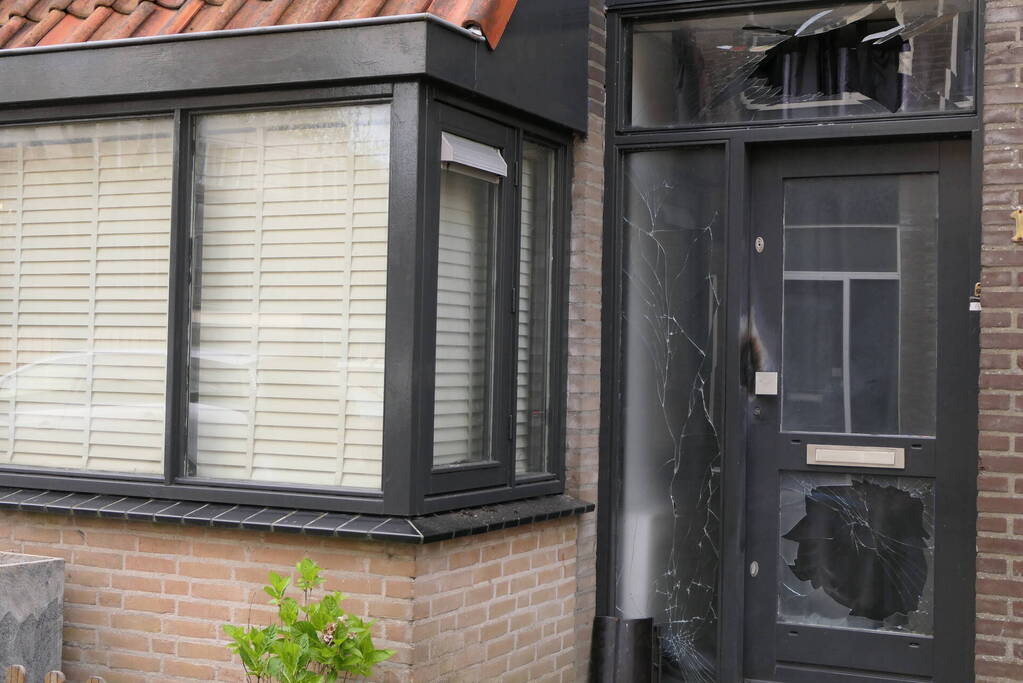 Voorgevel woning beschadigd na explosie