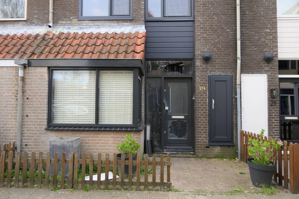 Voorgevel woning beschadigd na explosie