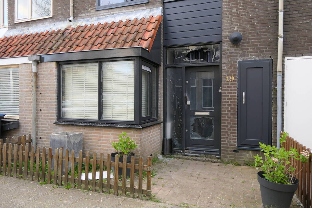 Voorgevel woning beschadigd na explosie