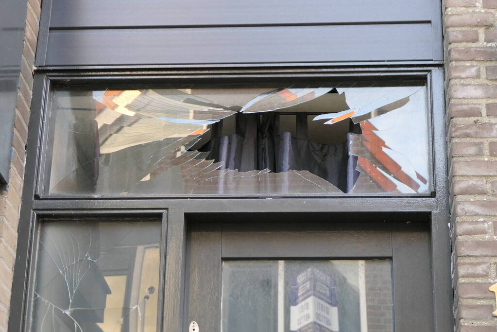 Voorgevel woning beschadigd na explosie