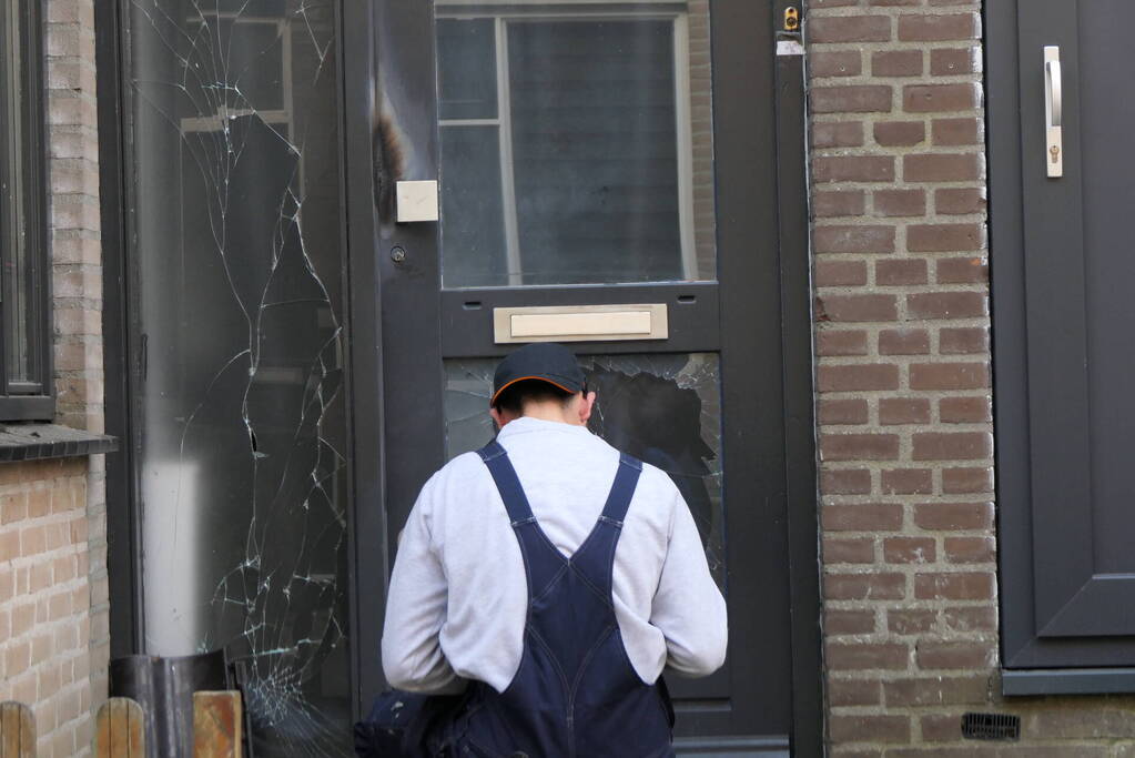 Voorgevel woning beschadigd na explosie