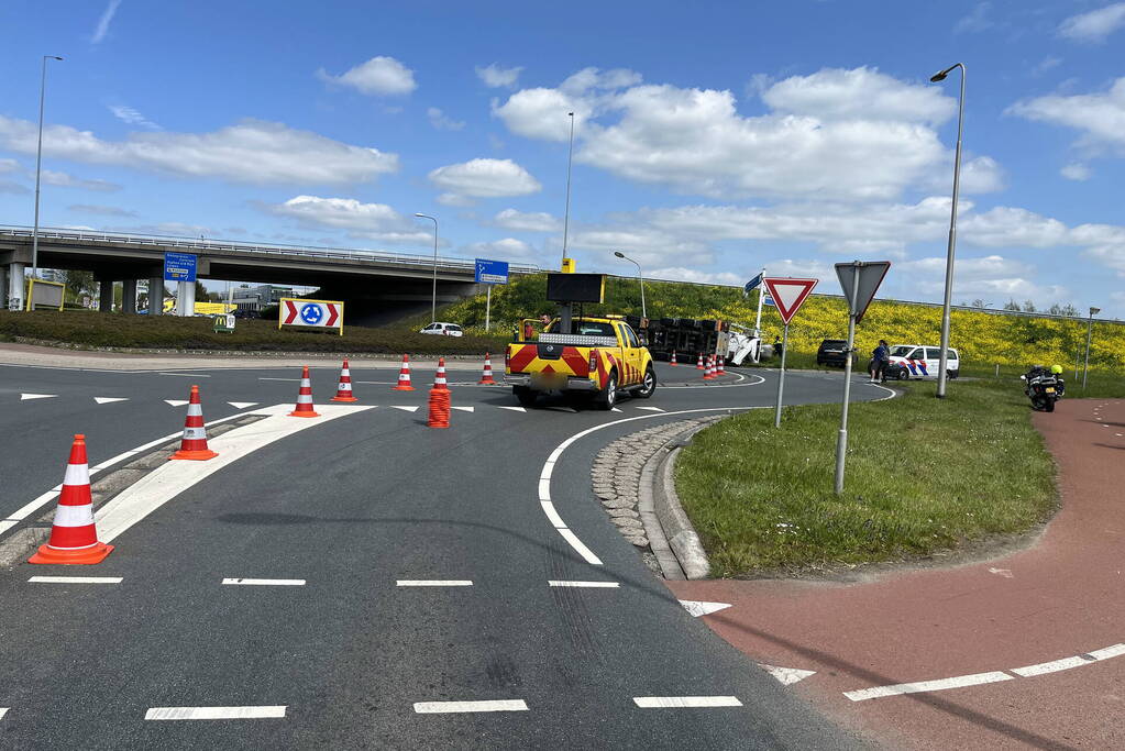 Vrachtwagen met betonmixer oplegger gekanteld