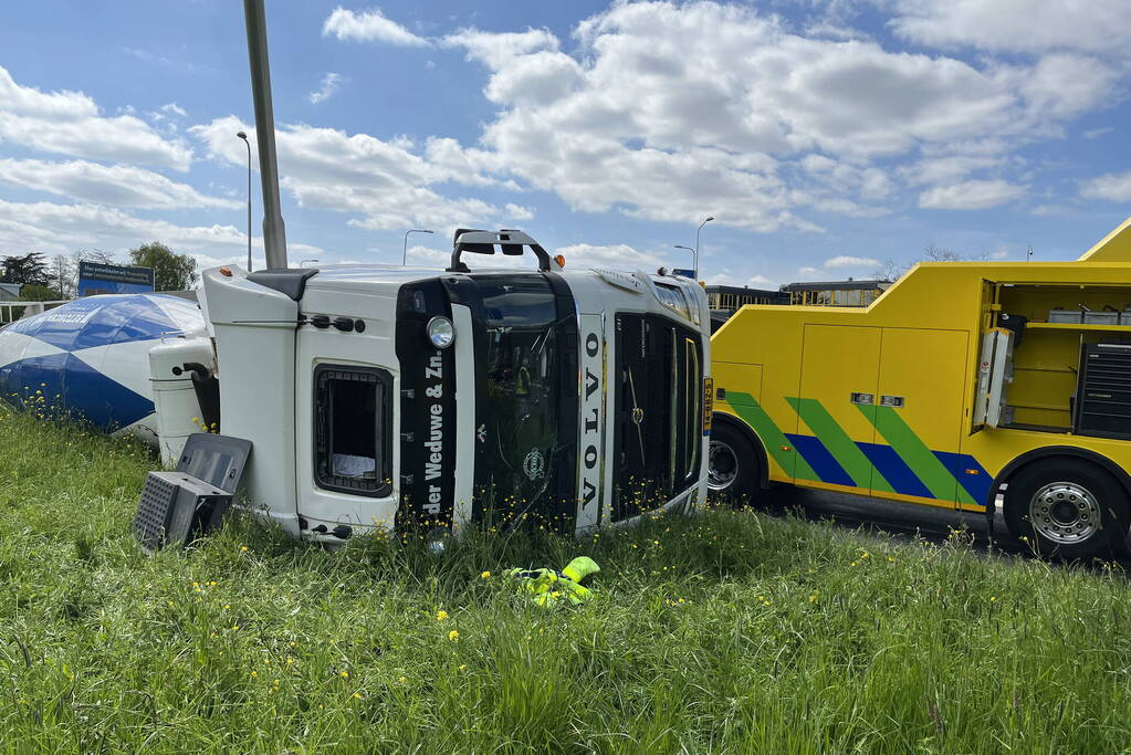 Vrachtwagen met betonmixer oplegger gekanteld