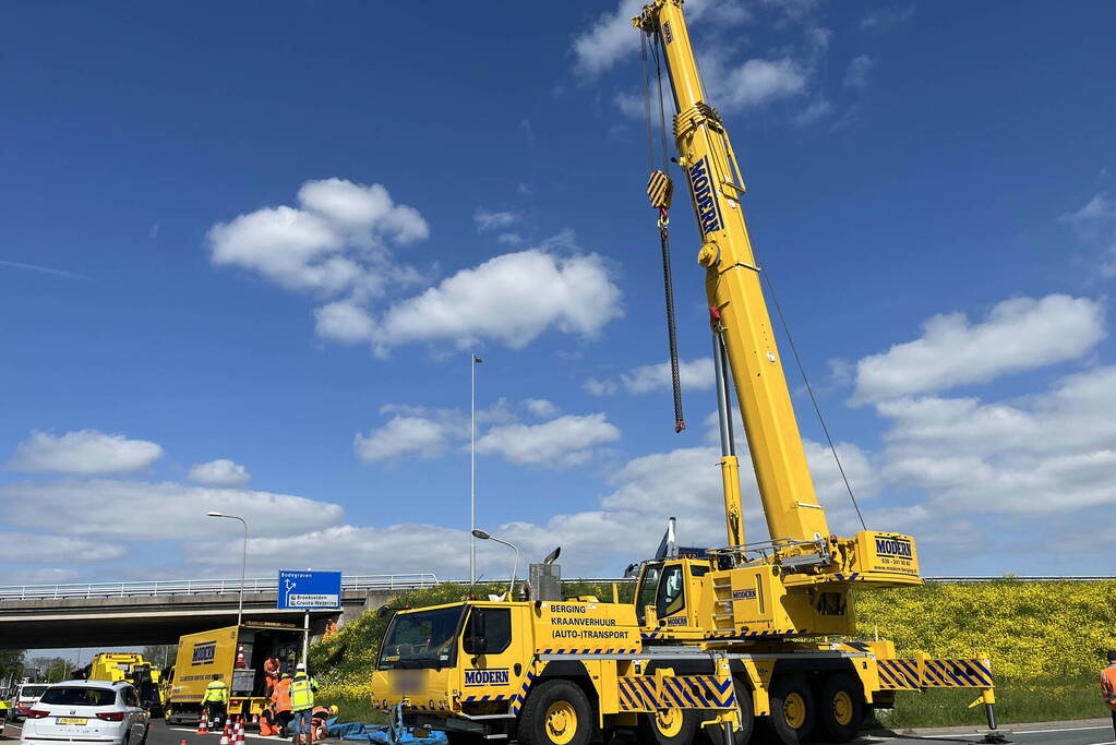 Vrachtwagen met betonmixer oplegger gekanteld