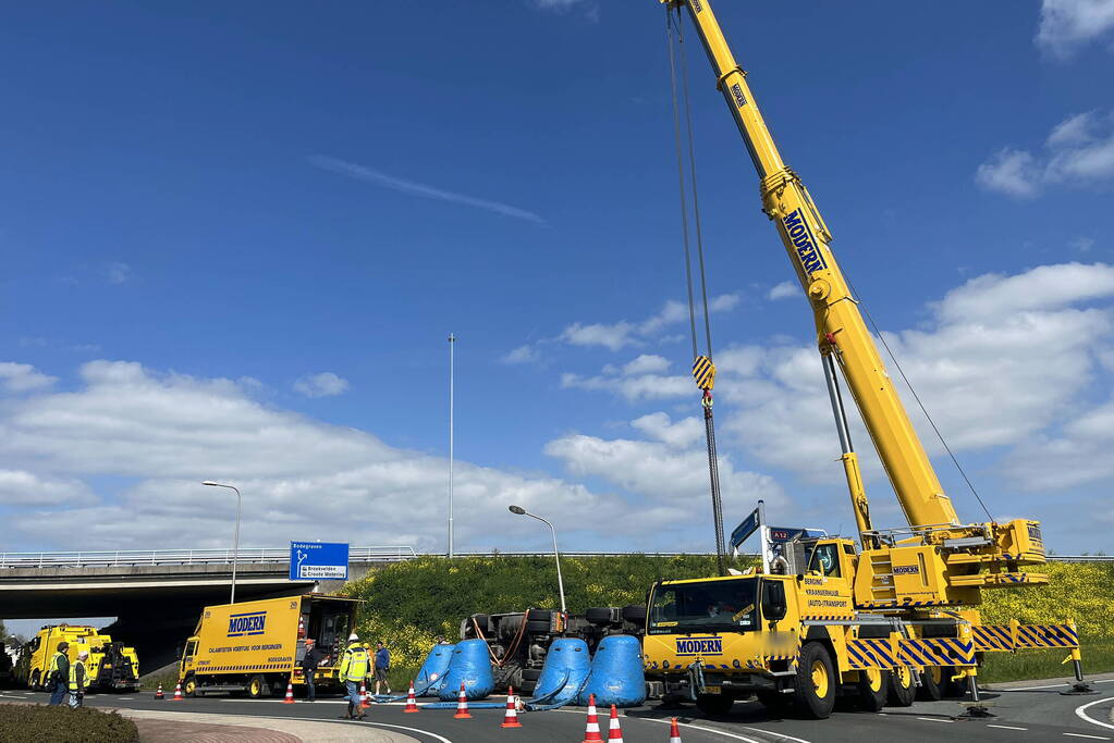 Vrachtwagen met betonmixer oplegger gekanteld