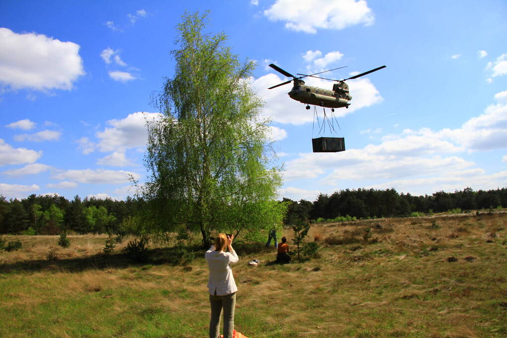 Veel bekijks bij Chinook-training op oefenterrein