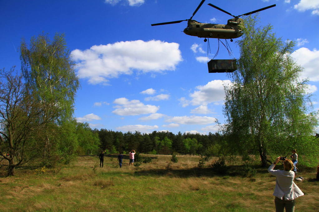 Veel bekijks bij Chinook-training op oefenterrein