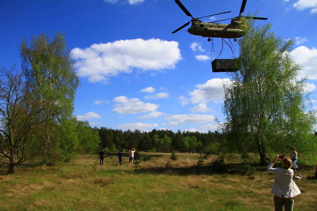 Veel bekijks bij Chinook-training op oefenterrein