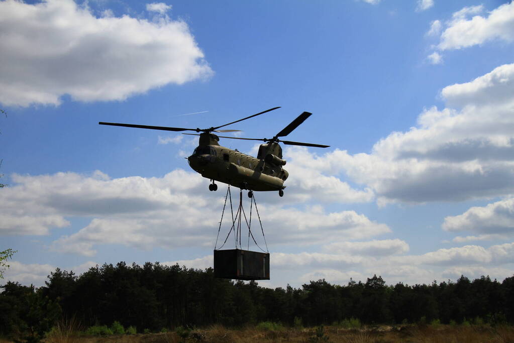 Veel bekijks bij Chinook-training op oefenterrein