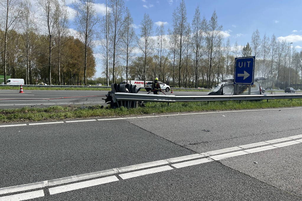 Bestelbus ramt vangrail en vliegt in brand
