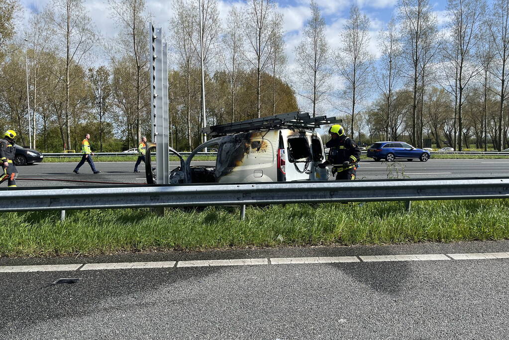 Bestelbus ramt vangrail en vliegt in brand