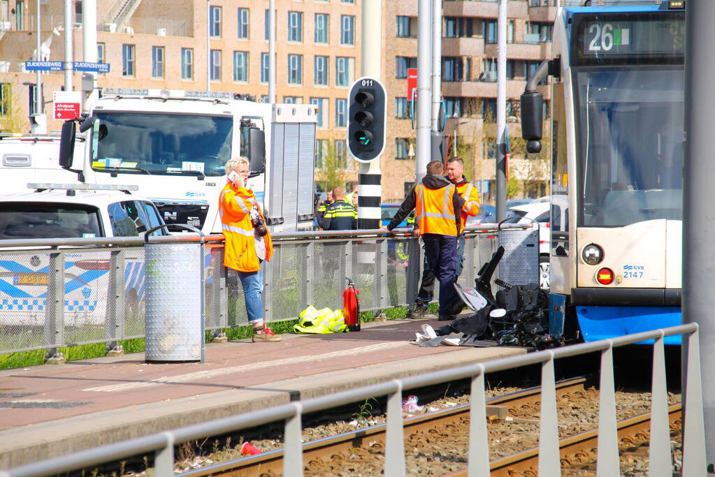 Tram 26 botst op bromfietser